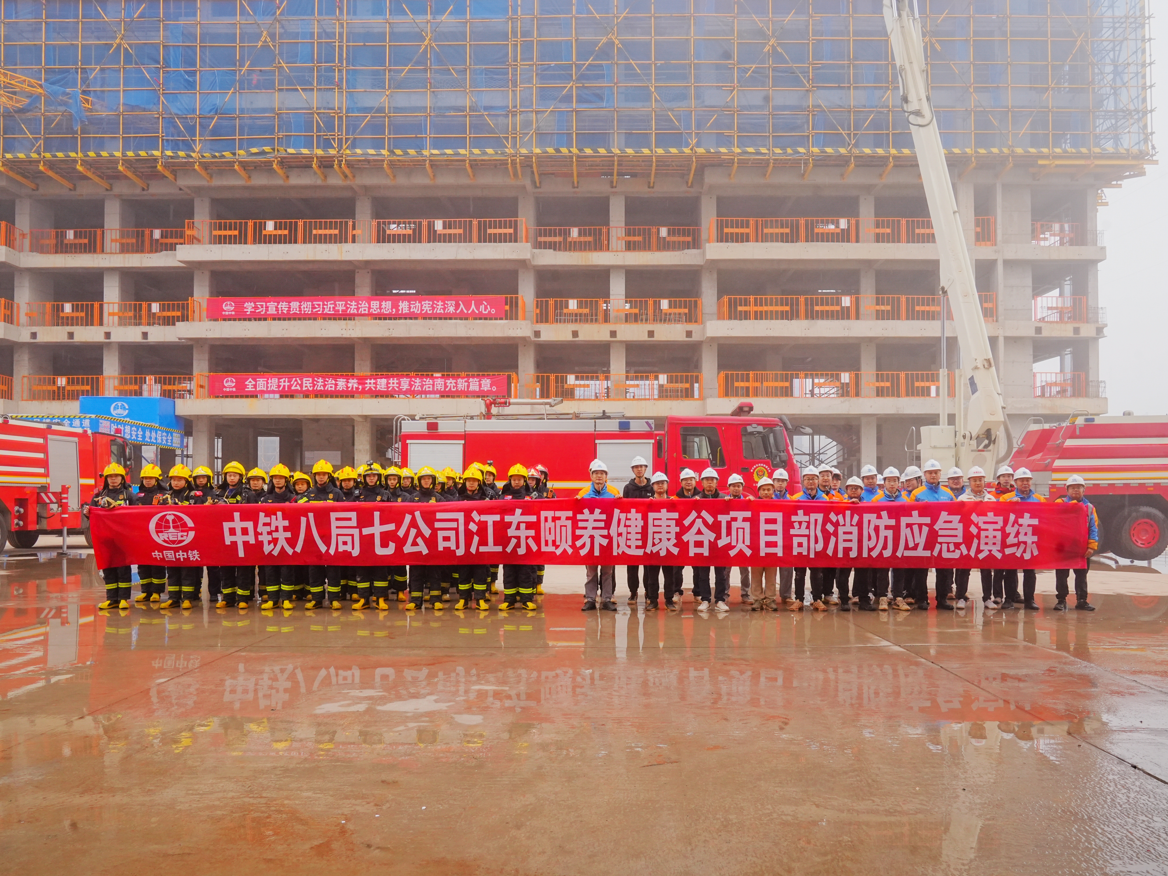 南充颐养健康谷项目部联合南充市消防救援支队开展高层防火应急演练