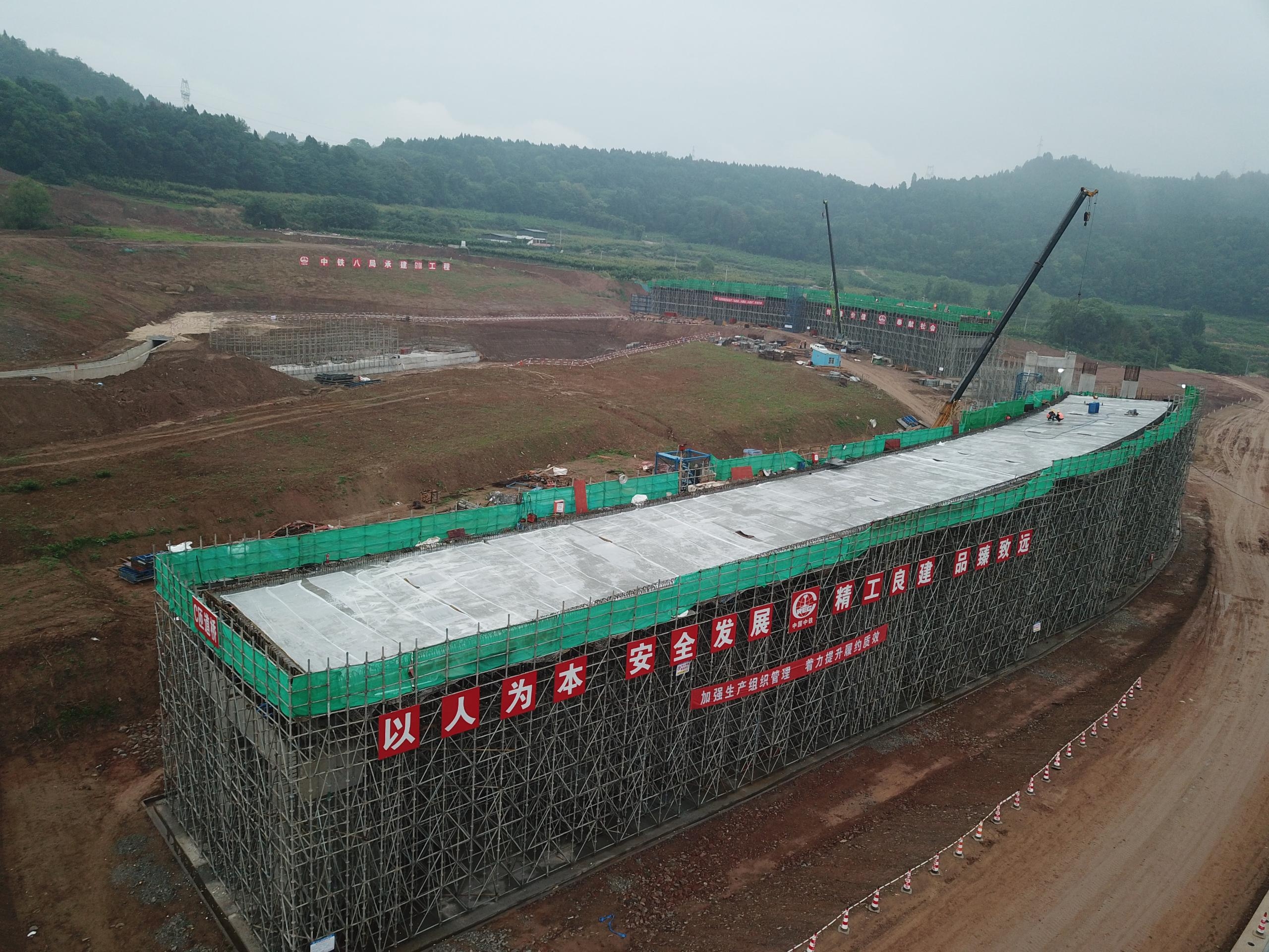 德阳G108改建工程项目部完成互通段C匝道第一联顶板浇筑