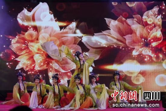 四川艺术职业学院演出的《百花争妍》 四川艺术职业学院演出的《百花争妍》