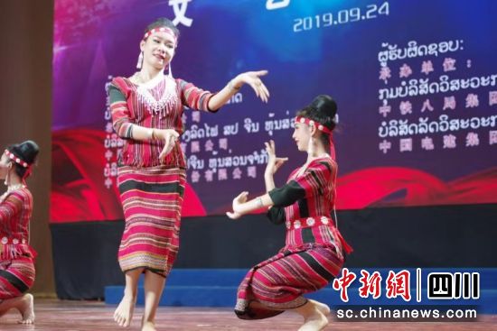 老挝占芭花之地艺术团表演的《藤椅舞蹈》 老挝占芭花之地艺术团表演的《藤椅舞蹈》